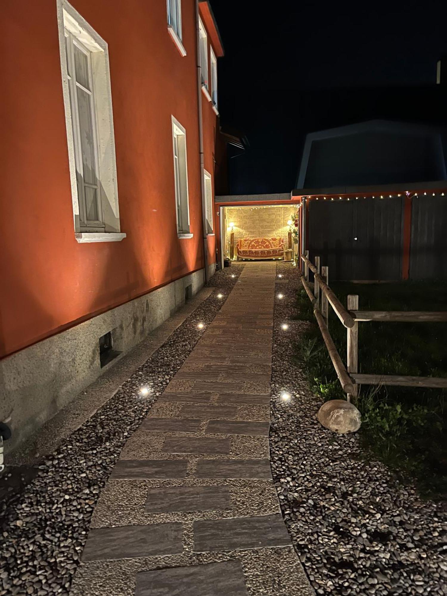 B&B Red House Garlate Buitenkant foto